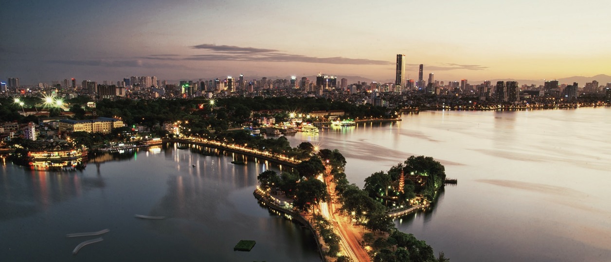 Skyline Hanoi in der Abenddämmerung