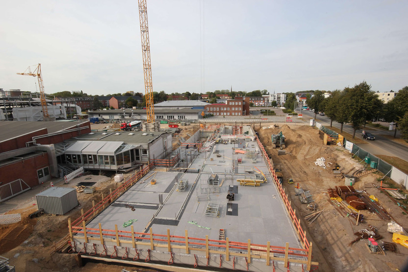 Baustelle mit Gebäudefundament und Bodenplatte